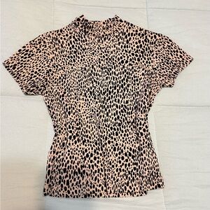 small turtle neck 🐆
the perfect cheetah print top. Sits nicely right above hips